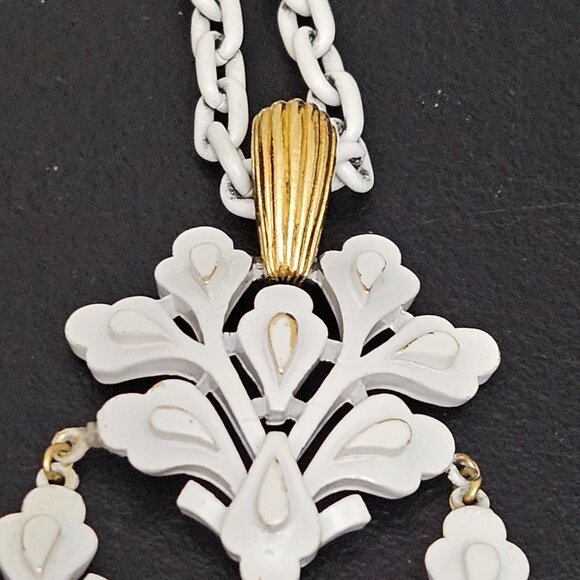 Vintage Trifari White Enamel Chain & Double Drop Pendant Necklace and Earrings - Picture 8 of 16